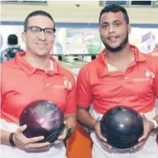  ??  ?? Christian Cartagena y Danilo Mejía, campeones en la categoría A, en el torneo nacional de boliche.