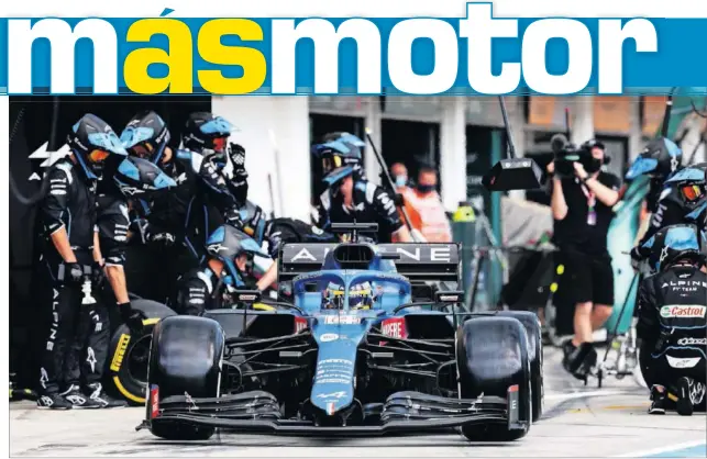  ??  ?? Fernando Alonso realiza una parada en boxes con el Alpine durante la carrera del GP de Hungría en Hungarorin­g, la última que se ha celebrado por ahora en la temporada 2021.