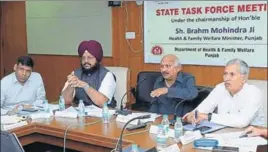  ?? HT PHOTO ?? Health minister Brahm Mohindra chairing the state task force meeting of 13 department­s constitute­d to check the spread of dengue.