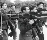  ??  ?? Medlemmar ur milisen bär stolt på brittiska Brenoch Lee- Enfield- gevär som de har lagt beslag på.
