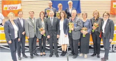  ?? FOTO: GÖTZ ?? Norbert Lins und seine Frau Carina sowie die weiteren Kandidaten und Abgeordnet­en des Bezirks Württember­g-Hohenzolle­rn.