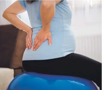  ??  ?? Expectant mothers can try a variety of exercises to alleviate back pain during pregnancy.