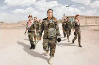  ??  ?? The Sun Ladies est un regard approfondi sur le parcours personnel de Xate Shingali, capitaine des Sun Ladies, depuis ses débuts comme vedette de la chanson au Kurdistan jusqu’à sa vie de combattant­e au front, risquant tout pour mettre fin aux violences contre les siens.