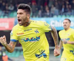  ??  ?? Esultanza Lucas Castro è stato il match winner nella gara di andata con la Fiorentina al Bentegodi: il Chievo vinse grazie a una sua doppietta