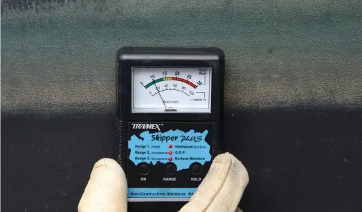  ??  ?? Through bottom paint: In most cases, if the antifoulan­t has dried out, the meter will provide reliable readings through the paint.