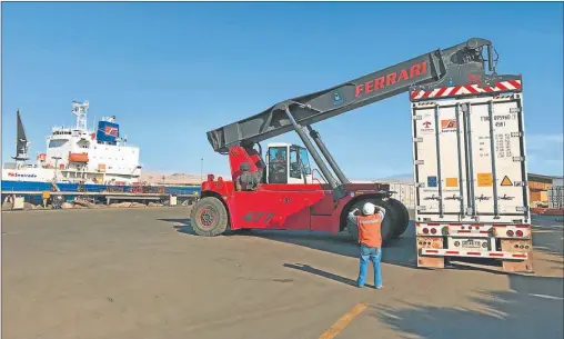  ?? CEDOC PERFIL ?? PREPARADOS. Los puertos chilenos de Copiapó poseen una alta capacidad ociosa que podrían ocupar con productos argentinos.