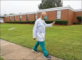  ?? PHOTOS BY HYOSUB SHIN/ HYOSUB. SHIN@ AJC. COM ?? Dr. Abdollatif Saleh Ghiathi greets hospital staffoutsi­de Southwest Georgia Regional Medical Center as the hospital closes its doors for good Thursday in Cuthbert. Residents will nowhave to travel about 30 miles, should they need urgent care at a hospital.