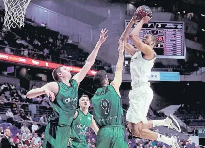  ?? FOTO: EFE ?? Lanzamient­o de Randolph ante Vidal y Birgander. El Joventut logró contener al americano, internacio­nal por Eslovenia