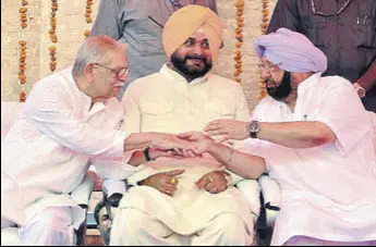  ?? PHOTOS: SAMEER SEHGAL/HT ?? (Clockwise from above) Poetfilmma­ker Gulzar with Punjab cultural affairs minister and CM Capt Amarinder Singh at the opening of Partition Museum; policemen adjust the portrait of freedom fighter Madan Lal Dhingra, whose death anniversar­y was marked by...