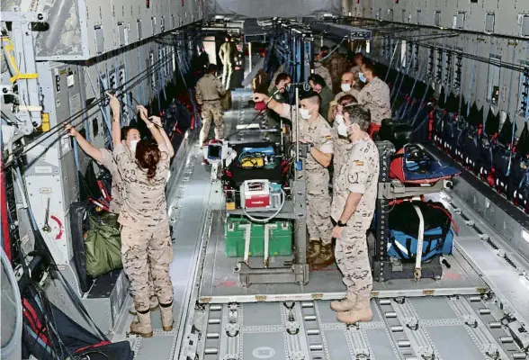  ?? MINISTERI DE DEFENSA / EFE ?? Membres de la força aèria espanyola preparant l’avió que ha recollit el primer contingent de retornats