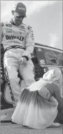  ?? ASSOCIATED PRESS FILE PHOTO ?? Matt Kenseth has an ankle brace adjusted by his three-old daughter, Clara Mae, before last Sunday’s race at Kansas Speedway.