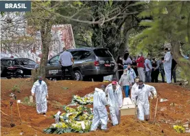  ??  ?? Un ataúd es enterrado en el cementerio de Vila Formosa, en Sao Paulo, en medio de la crisis del Covid-19 que no cede