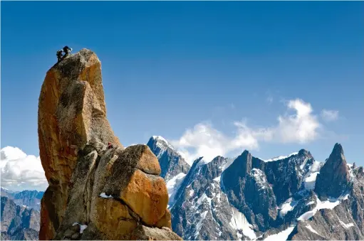  ??  ?? Conquérant­s du sublime : alpinistes au sommet du piton Sud de l’aiguille du Midi.