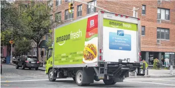  ?? FOTO: IMAGO ?? Ein Lastwagen von Amazon Fresh in New York: In Deutschlan­d ist eine Kooperatio­n mit DHL geplant.