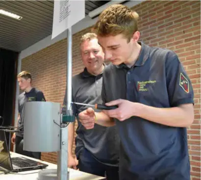  ?? FOTO GVB ?? De 17-jarige Sven Geerits uit Meeuwen-Gruitrode valt als jonkie op tussen de oudere zendamateu­rs. Op zijn dertiende was hij officieel de jongste zendamateu­r van het land.