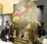  ?? (foto Lannutti Lapresse) ?? L’allestimen­to A sinistra, la ricostruzi­one del Carro di Eretum (VII secolo a. C.). Sopra, l’Apparizion­e della Madonna a San Filippo Neri, opera del Tiepolo. Sotto, la Triade Capitolina