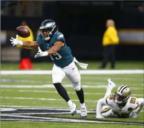  ?? BUTCH DILL — THE ASSOCIATED PRESS ?? Eagles receiver Golden Tate, trying to pull in a pass against the Saints two weeks ago, has deepened his connection to quarterbac­k Carson Wentz, which he hopes can help ease his transition to Philadelph­ia.