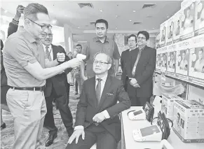 ?? — Gambar Bernama ?? PERIKSA: Dr Lee melakukan saringan suhu badan ketika melawat ruang pameran selepas Majlis Perasmian Majlis Perasmian Kongres Saintifik ke-17 Persatuan Hipertensi Malaysia, Kuala Lumpur semalam.