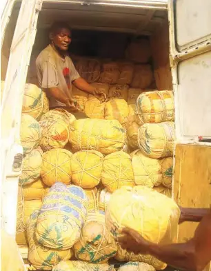  ??  ?? Loading kola nut into a bus