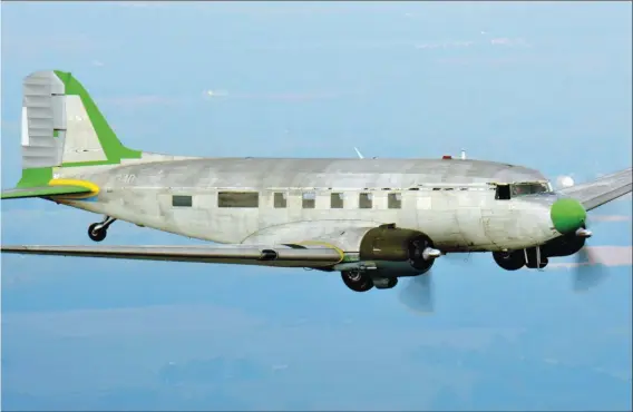  ?? GREG MOREHEAD ?? Le Douglas C-53 “Skytrooper” matricule 41-20095 le 6 octobre dernier, lors de son vol de convoyage vers FranklinVe­nango Regional Airport, en Pennsylvan­ie.