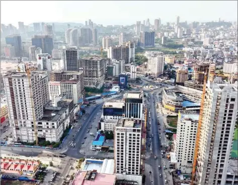  ?? YOUSOS APDOULRASH­IM ?? An aerial view of Sihanoukvi­lle shows a mix of completed and unfinished buildings in January.