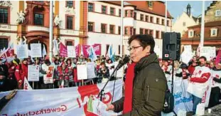  ??  ?? Thüringens Finanzmini­sterin Heike Taubert (SPD) hatte vor den Demonstran­ten an der Staatskanz­lei in Erfurt keinen leichten Stand. Foto: Sascha Fromm