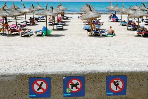  ?? Foto: Clara Margais, dpa ?? Der berühmte Strand „El Arenal“auf Mallorca. Dort ist so manches verboten.