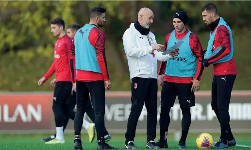  ?? (Lapresse) ?? Ripartenza Stefano Pioli, 54 anni, guida l’allenament­o del Milan prima della sfida con l’ex rossonero Carlo Ancelotti: Milan e Napoli sono due squadre in crisi