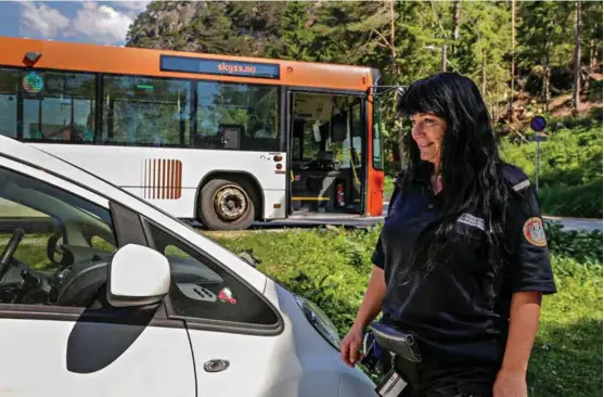  ??  ?? HJELPER BADENDE: – De fleste er greie og forstår at de har tatt en sjanse når de får parkerings­boten i hånden, sier trafikkbet­jent Linda Fonnes.