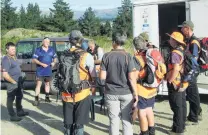  ?? PHOTO: ADAM BURNS ?? Critical . . . Central Otago LandSAR operations manager Adrian ‘‘Snow’’ Dance briefs volunteers before Saturday morning’s search for missing Alexandra man Christophe­r Bates.