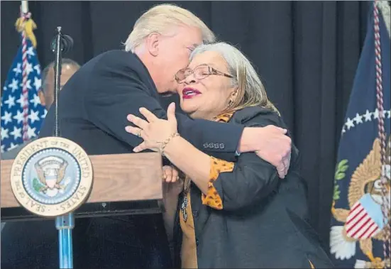  ?? SAUL LOEB / AFP ?? Donald Trump abraça una neboda de Martin Luther King, Alveda King, al Museu Nacional Afroameric­à d’Història i Cultura