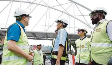  ??  ?? FADILLAH (kiri) melawat projek laluan dan jejambat motosikal di Lebuh Raya Persekutua­n, semalam.