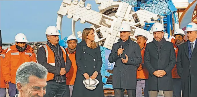  ??  ?? PUESTA EN MARCHA. Macri, Frigerio y la candidata bonaerense, Gladys González, durante una recorrida por las obras de la