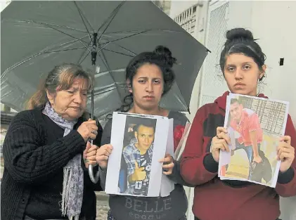  ?? MARIO SAYES ?? Dolor. La abuela y las dos hermanas de Maira Sánchez (19), con las fotos del prófugo por el caso.