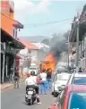  ??  ?? Sujetos armados prendieron fuego a un camión en Uruapan.