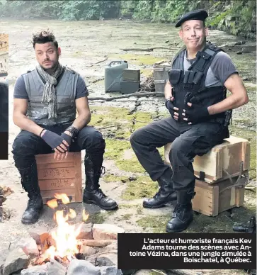  ??  ?? L’acteur et humoriste français Kev Adams tourne des scènes avec Antoine Vézina, dans une jungle simulée à Boischatel, à Québec.