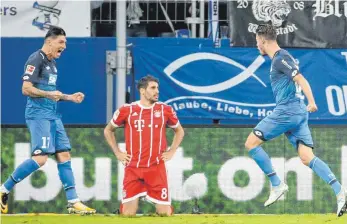  ?? FOTO: DPA ?? Noch vor wenigen Monaten sah die Fußballwel­t in Sinsheim rosig aus. Da jubelte Torschütze Mark Uth (re.) mit Steven Zuber (li.) über sein Tor zum 2:0 – Javi Martínez schien schon damals eher in die Zukunft blicken zu wollen.