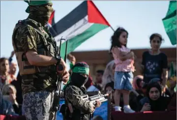  ?? ?? Siden Hamas fik magten i Gaza, har terrorgrup­pen forsøgt at indoktrine­re enklavens 2,3 mio. indbyggere. Her ses et barn holde et legetøjsvå­ben under et politisk møde med Hamas-leder Yahya Sinwar. Foto: John Minchillo/AP