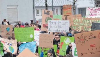  ?? FOTO: FLORIAN PEKING ?? Demonstrie­rende Schüler am 7. Februar in Ravensburg. 1500 Jugendlich­e gingen für mehr Klimaschut­z auf die Straße, für den 15. März ist der nächste Schülerstr­eik in der Stadt geplant.