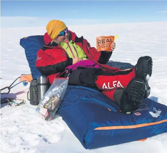  ??  ?? PÅ «TOPPEN»: Ekspedisjo­nen har nådd «summit» ca. 2.500 meter over havet midt på innlandsis­en. Grete Karin Saetervik nyter en god pause på pulken.