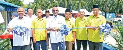  ??  ?? DATUK K. Yogeesvara­n (tengah) memotong riben pelancaran pusat timbang KPSM Teluk Intan Berhad.