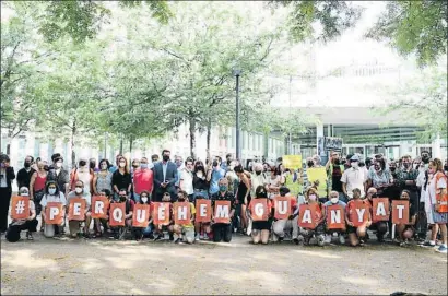  ?? POL SOLÀ / ACN ?? Manifestan­ts i activistes van mostrar el seu suport als membres del Sindicat de Llogaters als jutjats ahir