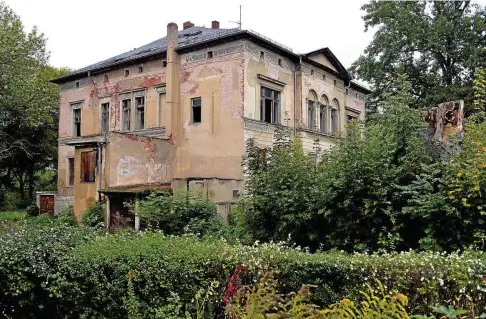  ??  ?? Beinahe kann man dem früheren Wohnhaus der Fotografin Aenne Biermann beim Verfallen zuschauen.