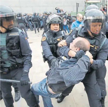  ?? AFP ?? Represión. La Guardia Civil cargó contra votantes que pretendían expresar su posición en la consulta.