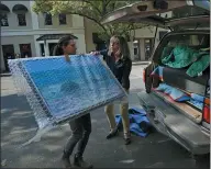  ?? KARL MONDON — STAFF PHOTOGRAPH­ER ?? Danielle Elins helps Sandy Erickson evacuate some items from her art gallery in Healdsburg on Saturday morning after authoritie­s issued a mandatory evacuation order.