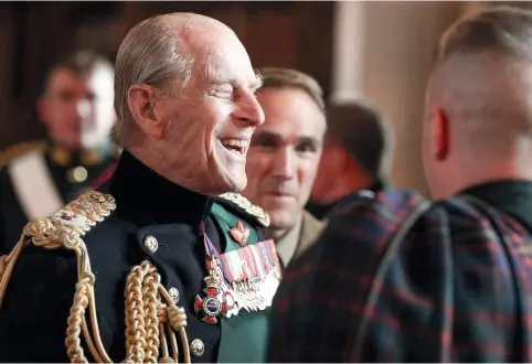  ??  ?? Le prince Philip, connu pour son humour et son fort caractère, en tenue d'officier, lors d'une visite officielle en Écosse.