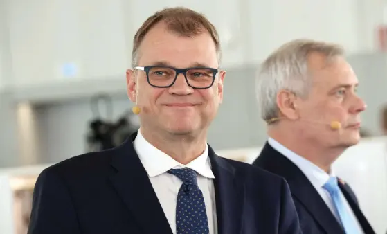  ?? FOTO: MIKKO STIG / LEHTIKUVA ?? I juli 2017 var statsminis­ter Juha Sipilä så oroad över vårdreform­en att han förde en nattlig diskussion med opposition­sledaren Antti Rinne.