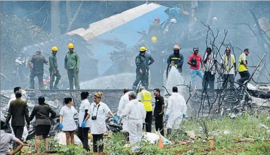  ?? ADALBERTO ROQUE / AFP ?? Un Boeing 737 de Cubana de Aviación con destino a la ciudad de Holguín se estrelló ayer al poco de despegar de la capital de Cuba con 110 personas a bordo; sólo tres sobrevivie­ron y se hallan en estado crítico.