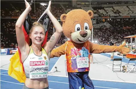  ?? Foto: Kay Nietfeld, dpa ?? Überglückl­ich war Sprinterin Gina Lückenkemp­er über ihre Silbermeda­ille, die erste deutsche Medaille bei der Leichtathl­etik em in Berlin.