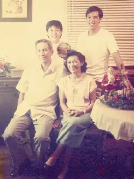  ??  ?? The bunsos: The author, Kathy Moran, with her youngest brother Hans, dad Henry and mom Edita